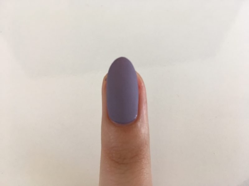 Il design opaco delle unghie è totalmente alla moda