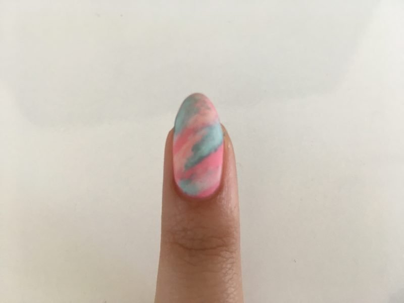 Il glitter per unghie è cool, la tendenza si chiama