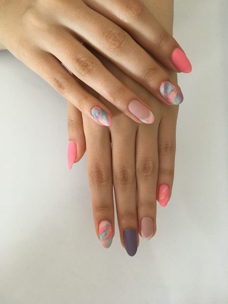 Qui puoi trovare fantastiche immagini di design delle unghie e semplici istruzioni.