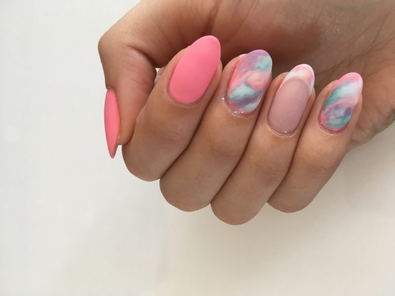 Questo splendido motivo per unghie è la tendenza estiva di quest'anno