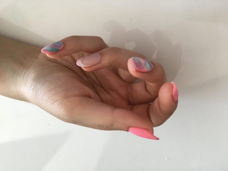 Istruzioni fai-da-te per l'estate del nail design alla moda
