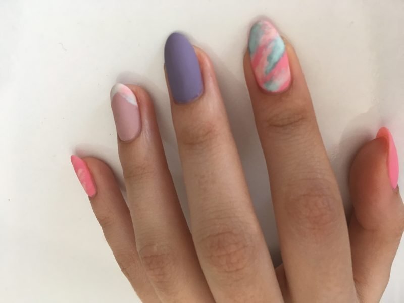 Una semplice guida passo passo per questo bellissimo design delle unghie estivo