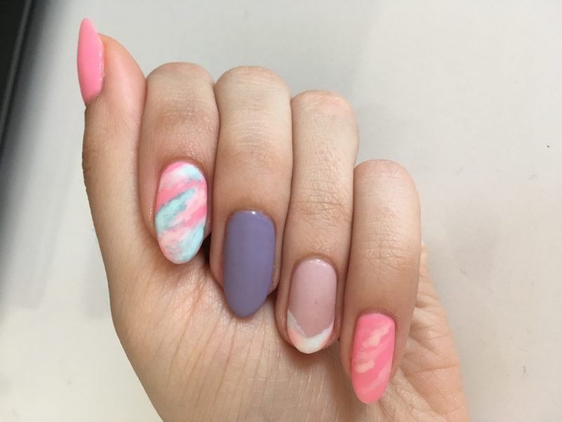 Bello, colorato e alla moda: questa è l'estate del design moderno delle unghie