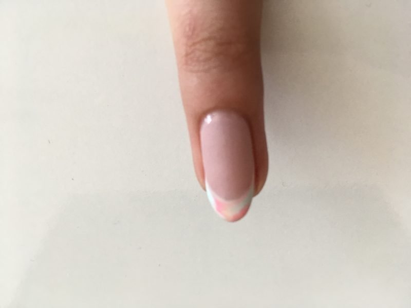 Estate di design delle unghie: altrimenti le unghie francesi sembrano più colorate di prima.