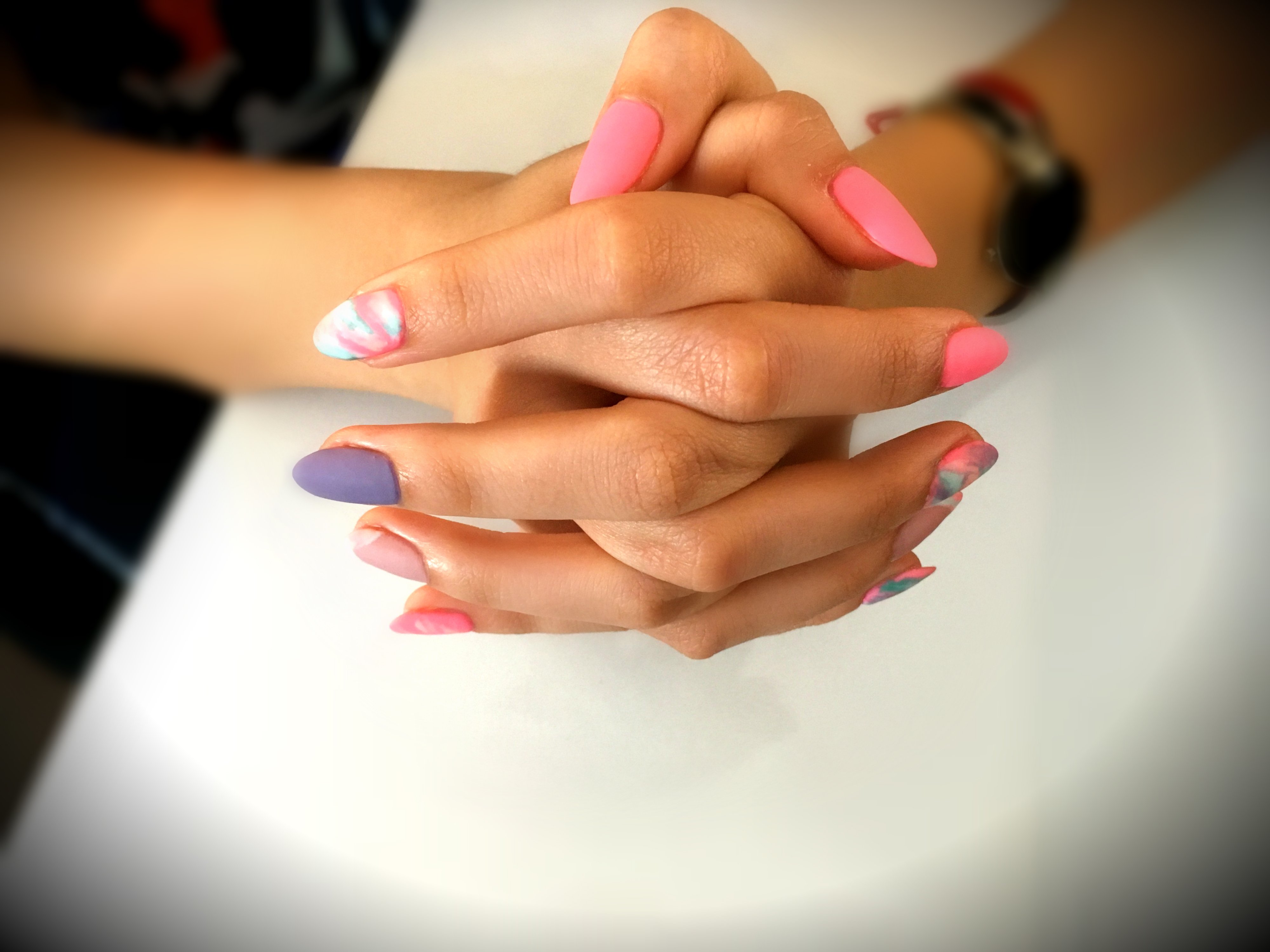 Dai il benvenuto all'estate, perché con le giornate estive più calde e lunghe, non solo stanno arrivando le belle tendenze dell'abbigliamento, ma anche le tendenze del design delle unghie estive.