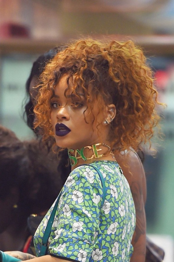 Divatos és egyszerű frizurák 2019 őszi rihanna természetes hajjal