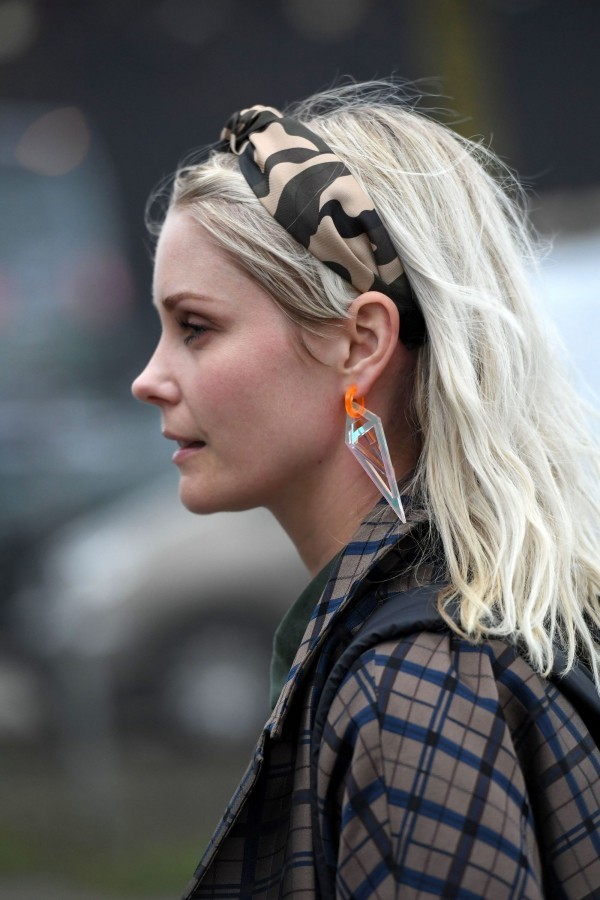 Divatos és egyszerű frizurák 2019 őszi fejpánthoz és retro fülbevaló műanyagból