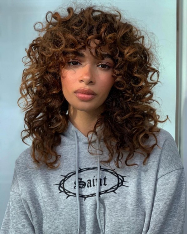 Divatos és egyszerű frizurák 2019 őszére shag cut göndör és retro