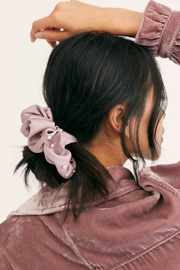 Divatos és egyszerű frizurák 2019 őszi csipkés hajpánt kontyban