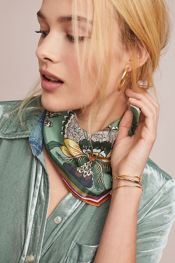 Divatos és egyszerű frizurák 2019 őszén retro sálak és bársony