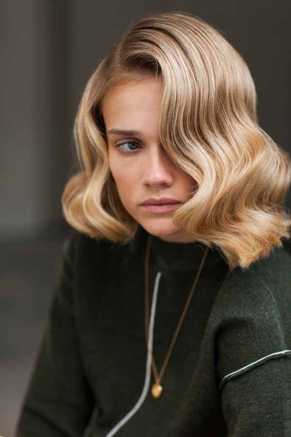 Divatos és egyszerű frizurák 2019 őszére kócos bob blong hullámos