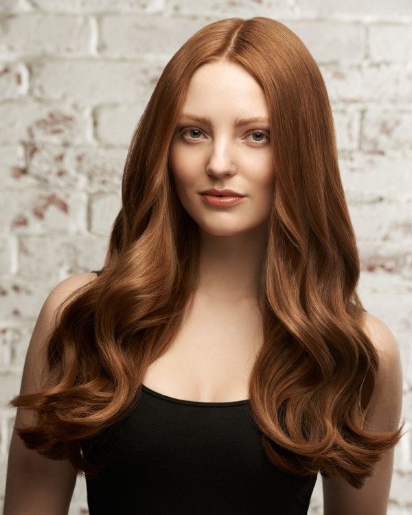 Divatos és egyszerű frizurák 2019 őszi hosszú hajra, nagy hullámokkal