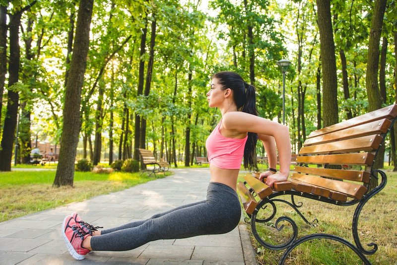 Les exercices font des bras minces à l'extérieur Faire des exercices de triceps pour les femmes à l'extérieur