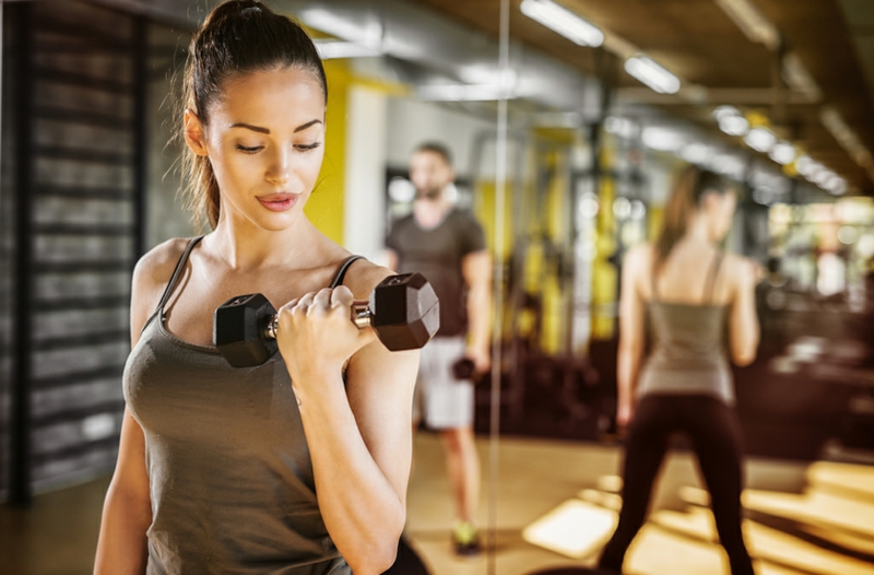 Les bras entraînent des exercices efficaces Les triceps exerce des idées de gym pour femmes