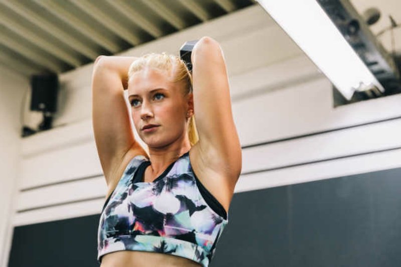 Entraînements de triceps pour femmes exercices d'haltères légers Entraînement des triceps pour les femmes Exercices d'haltérophilie