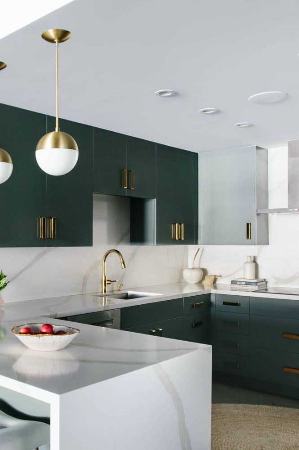 Crno -bijeli kontrasti kuhinje u obliku slova U