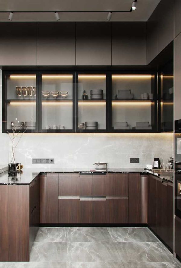 izvrsni drveni ormari u izvrsnom obliku slova U - kuhinja