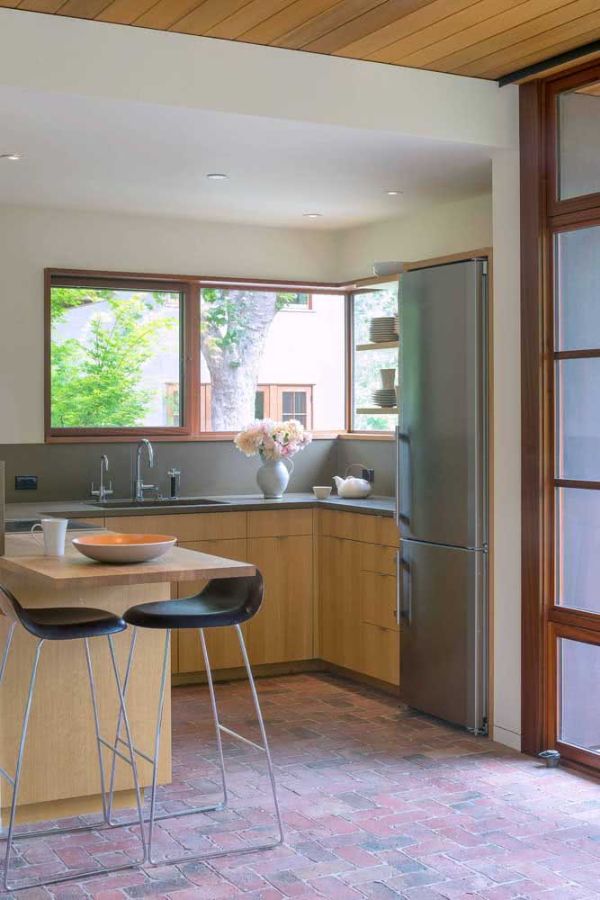 Dizajn kuhinje u obliku slova U u drvnom izgledu