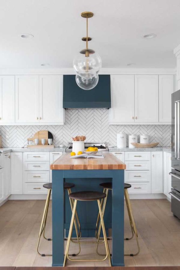 Dizajn kuhinje u obliku slova U u kontrastnim bojama