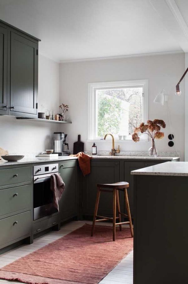 tamni ormarići - izvrsna kuhinja u obliku slova U