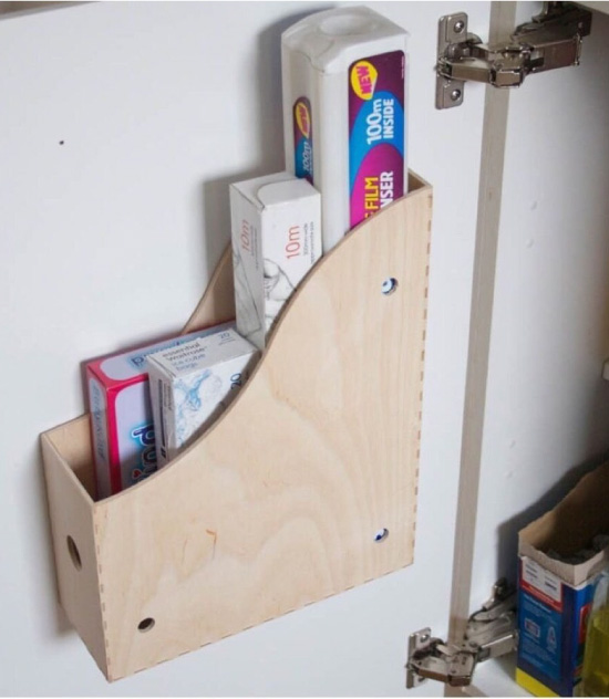 Houder voor tijdschriften in de kast onder de gootsteen