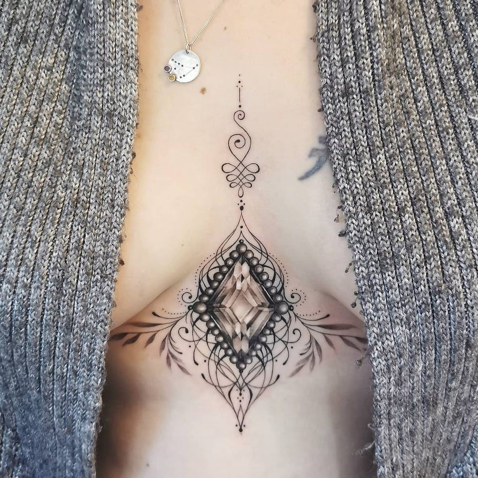 Unalome tetoválás mellkasi drágakő lenyűgöző Unalome Tattoo 3D gyönyörű megjelenés