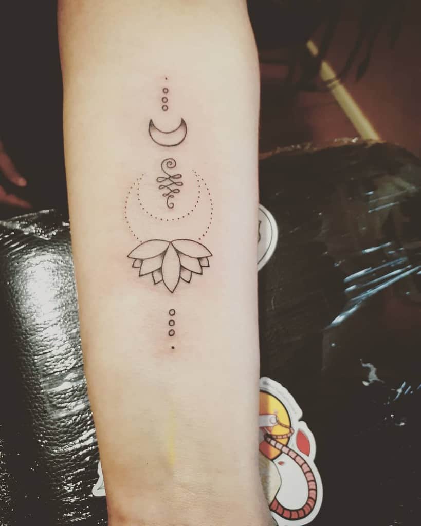 Unalome Tattoo bonyolult design lenyűgöző Buddhista tetoválások nőknek