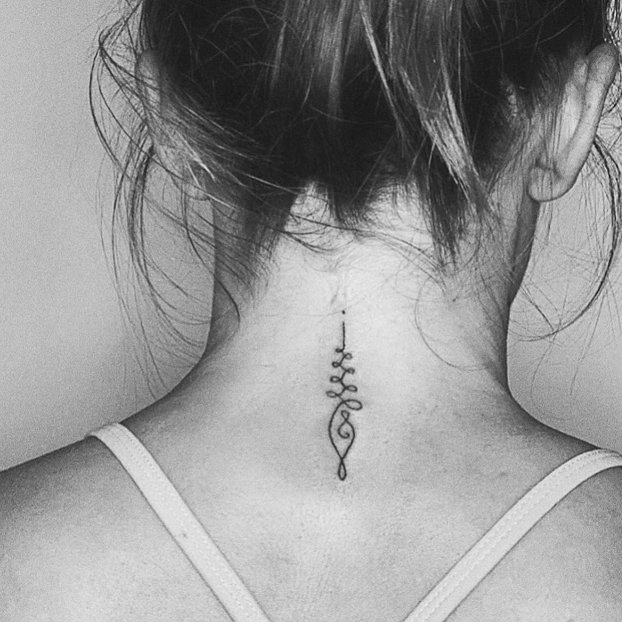 Unalome tetoválás minimalista nyakú nő Tetoválás a nyakon buddhista szimbólum