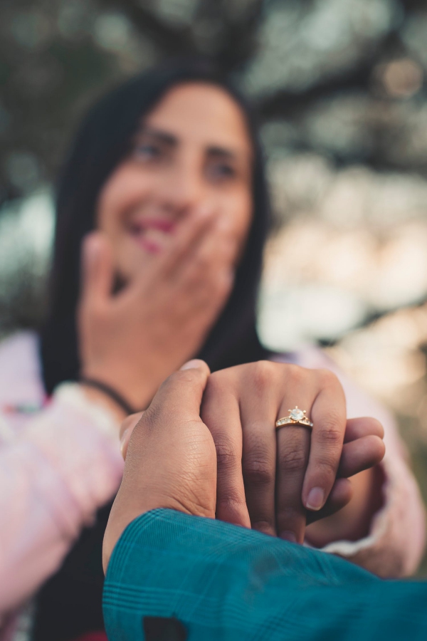 Anello di fidanzamento con diamante - l'ultimo regalo per una proposta di matrimonio bellissimo partner minimalista
