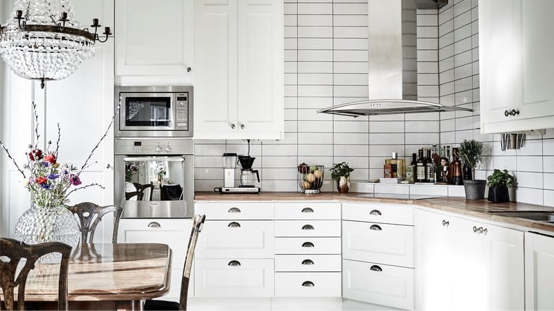 Onafhankelijke oven in het interieur van de keuken