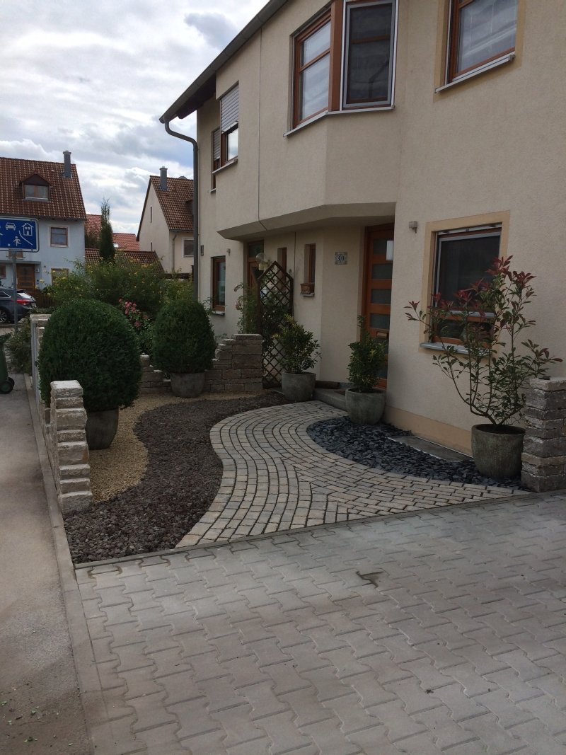 Donnez du style aux petits jardins de devant Avant jardin design gravier buis minimaliste