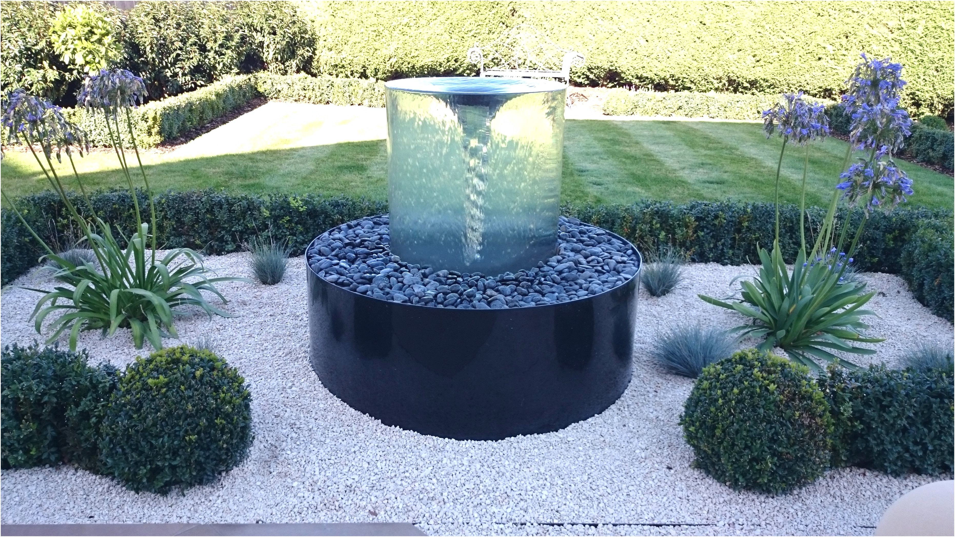 Fontaine de jardin avant au design moderne Jardin de devant d'origine avec fontaine