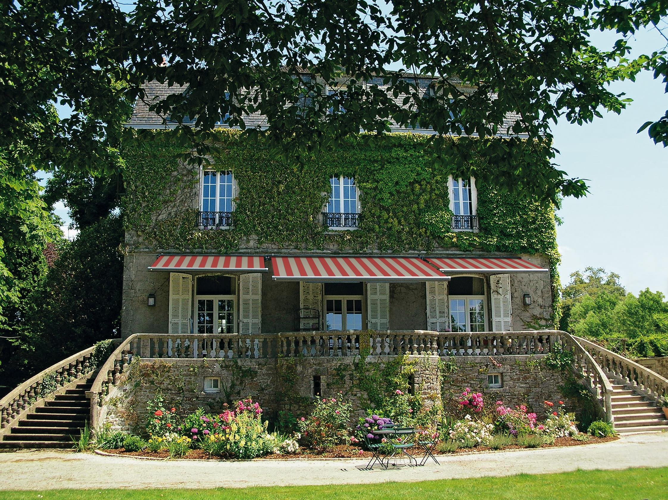 Aménagement du jardin avant en harmonie avec la façade de la maison Coordonner la conception du jardin avant avec la façade de la maison est une excellente idée