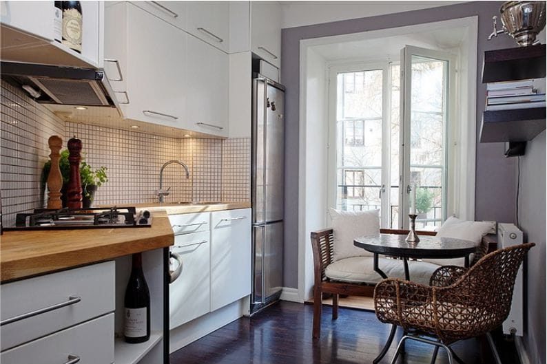 Kitchen apron in white mosaic with dark seams