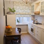 Малък хладилник до прозореца