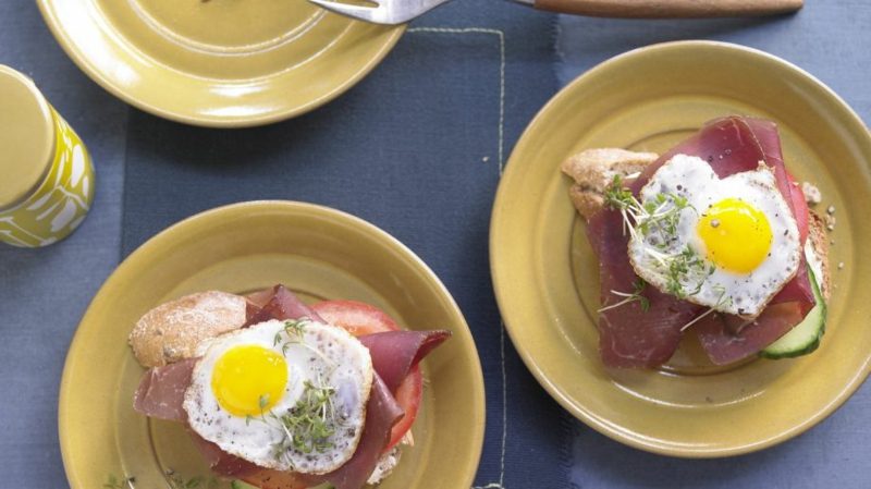 A fürjtojás meleg pirítóst főz sonkával