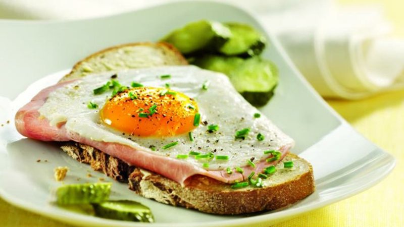 A fürjtojások főzési ideje meleg pirítóst készít