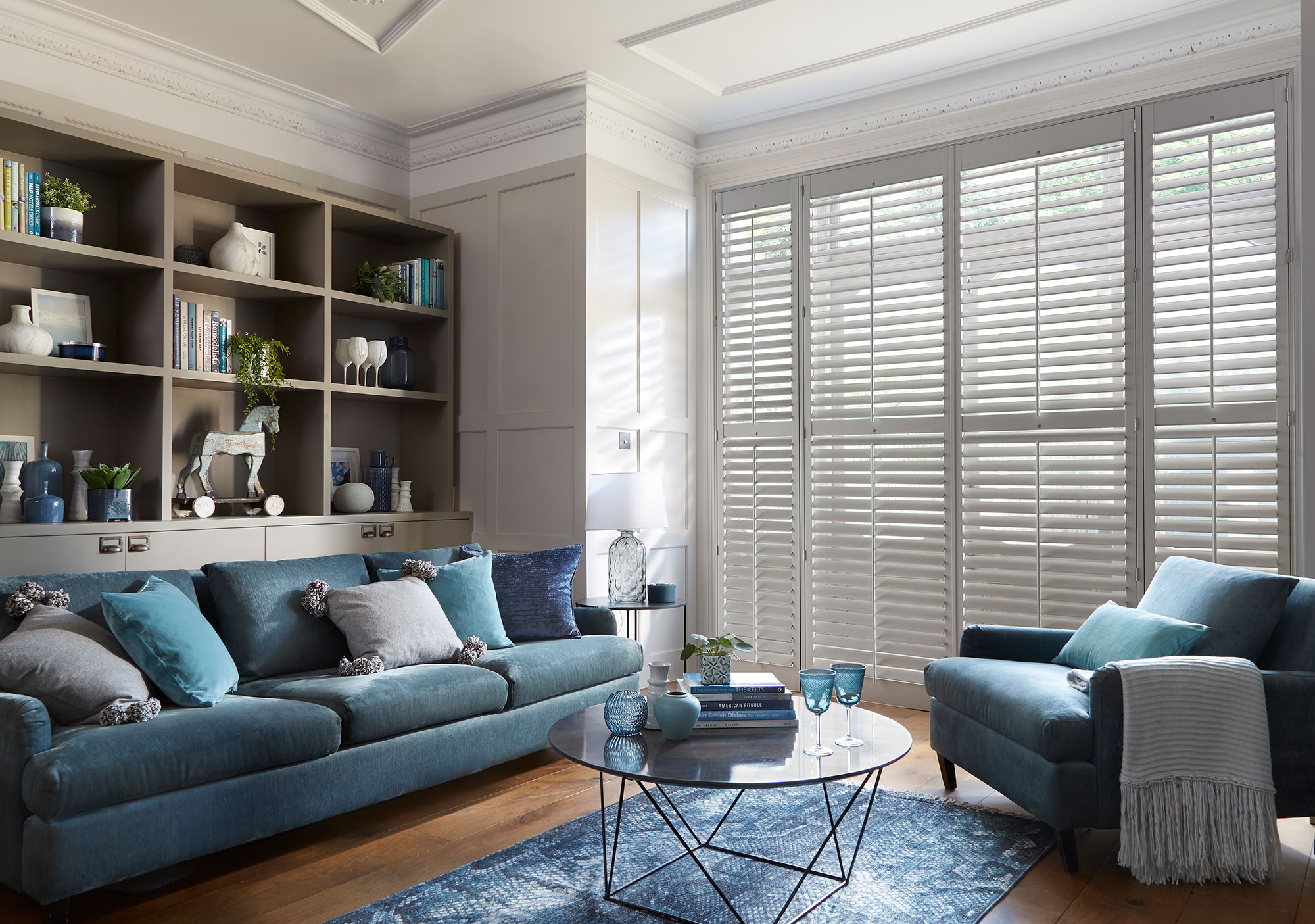 Des stores sur mesure comme polyvalents : intimité, protection contre la chaleur et le soleil Des stores sur mesure comme polyvalents : intimité, protection contre la chaleur et le soleil
