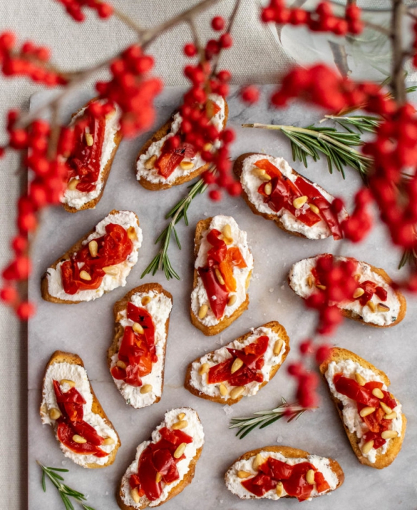 Entrée de Noël - idées de recettes festives pour toute la famille crostini au paprika au fromage ricotta