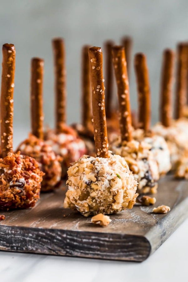 Entrée de Noël - idées de recettes festives pour toute la famille mini sucettes boule de fromage