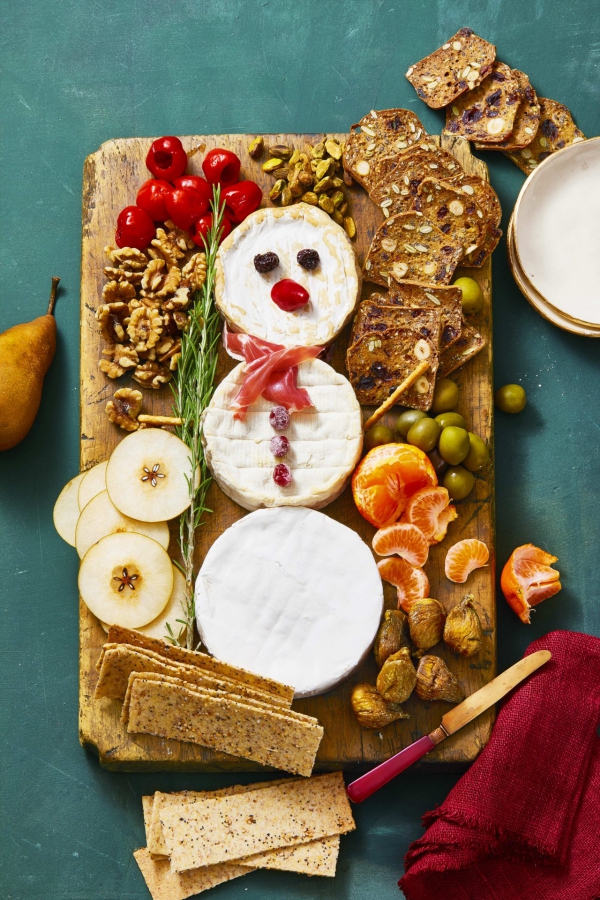Entrée de Noël - idées de recettes festives pour toute la famille planche de fromages déco bonhomme de neige