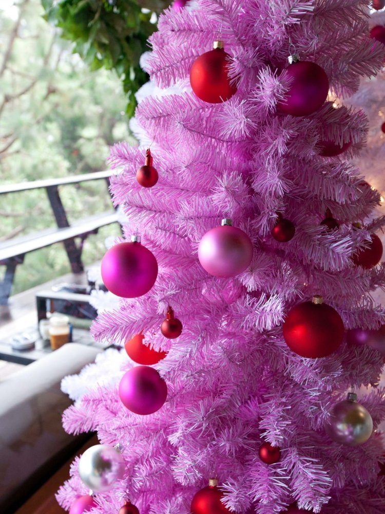 Gli alberi di Natale decorano il ruolo dei colori L'albero di Natale decora artificialmente il rosa