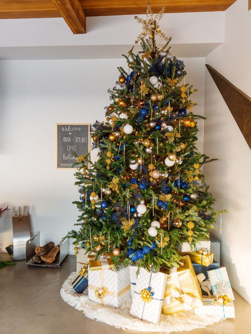 Decora un albero di Natale Metti gli accenti in blu scuro L'albero di Natale decora accenti blu scuro