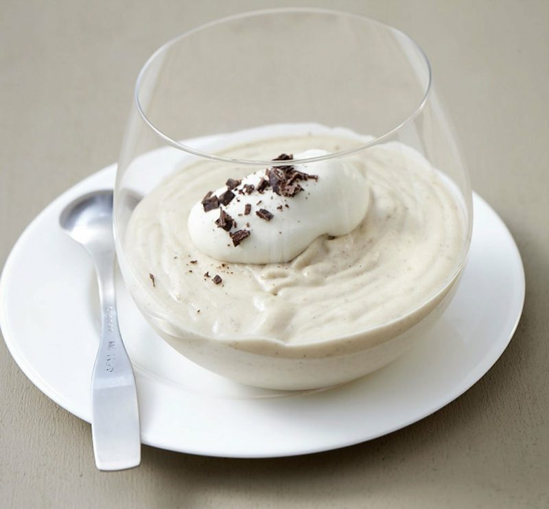 Karácsonyi desszert egy pohár vaníliahabbal