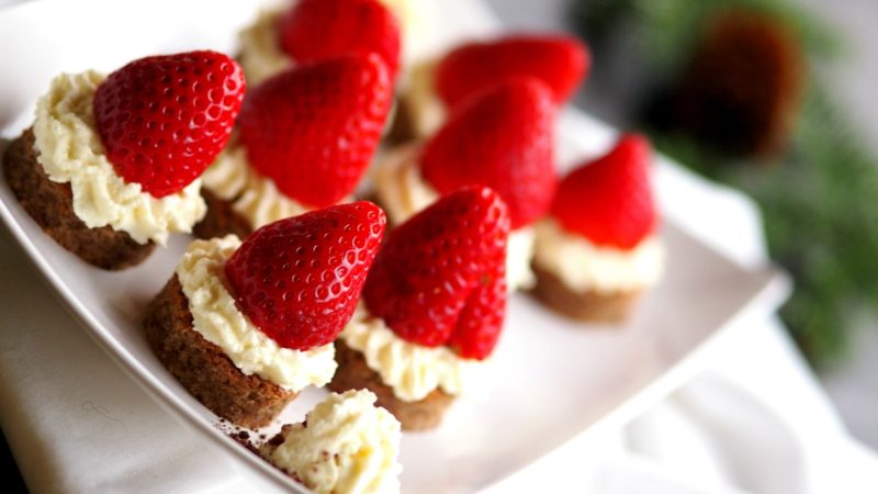 Karácsonyi desszert szendvics eperrel és tejszínnel