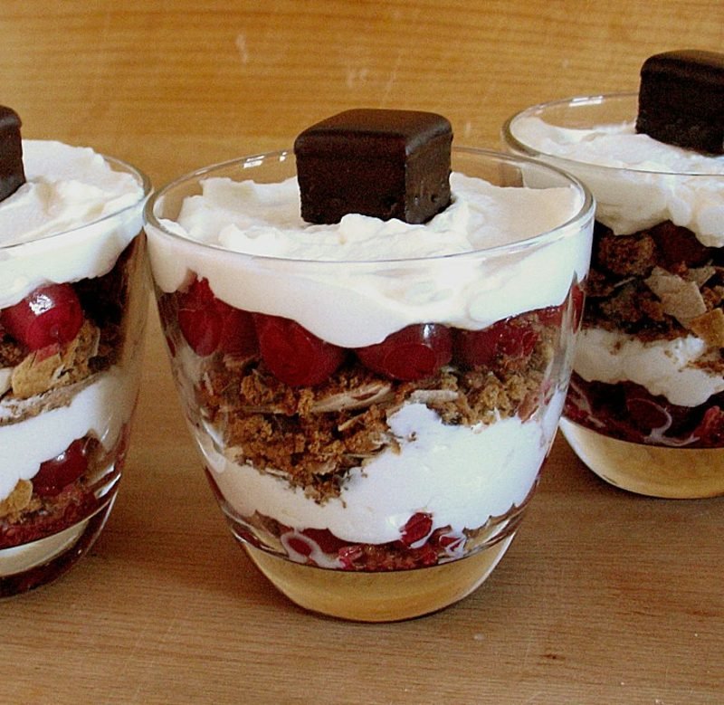 Karácsonyi desszert mézeskalács Amarena cseresznyével és tejszínhabbal