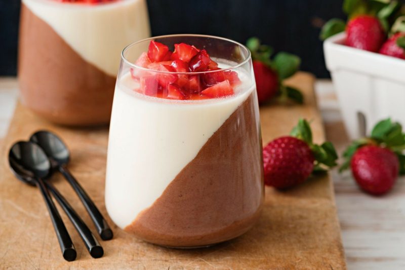 Karácsonyi desszert panna cotta egy pohár vaníliában és csokoládéban