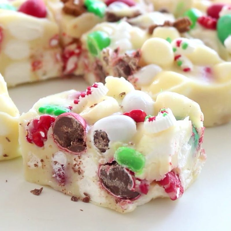 Karácsonyi desszerttorta cukormázzal és csokoládétojással