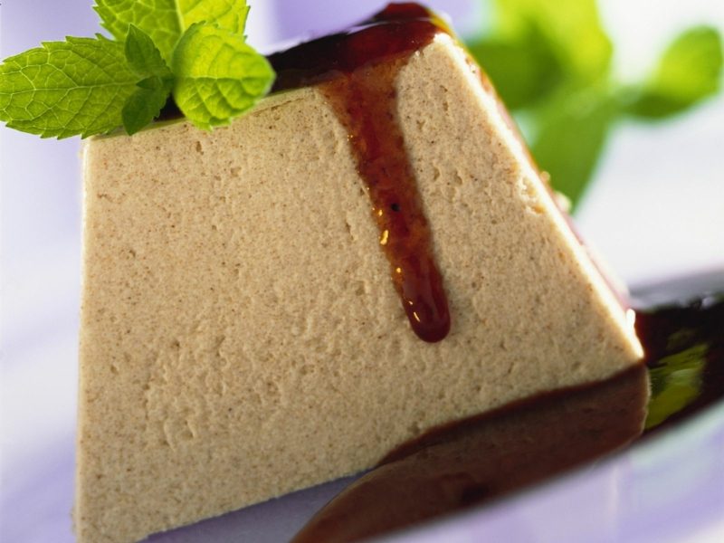 Karácsonyi desszert fahéjas parféval és szilvamártással