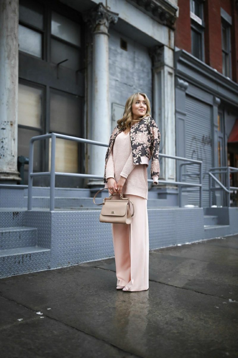 široke ženske hlače boje praha